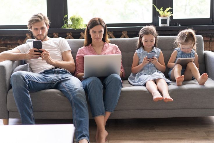 Parentsâ screen time with children